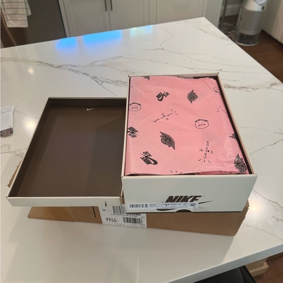 Travis Scott Canary - Picture 2 of 4